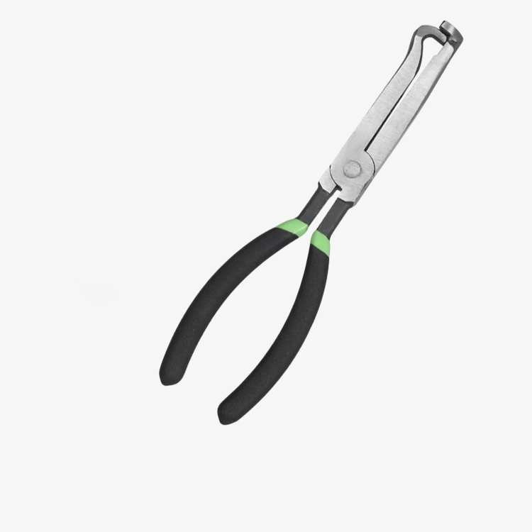 플라이어로 전선 절단하는 모습