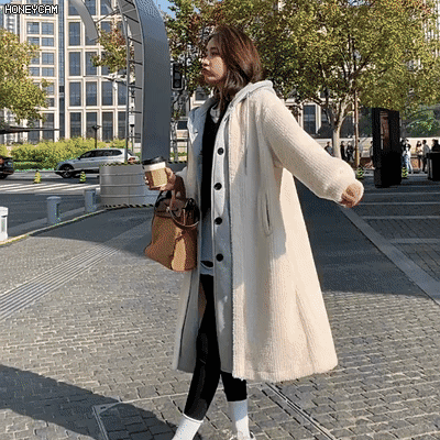 フェイクレイヤードのラムズウール製フード付きコート