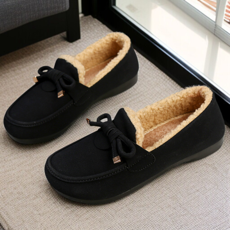 足踏みしやすいフラットデザインのスリッパ