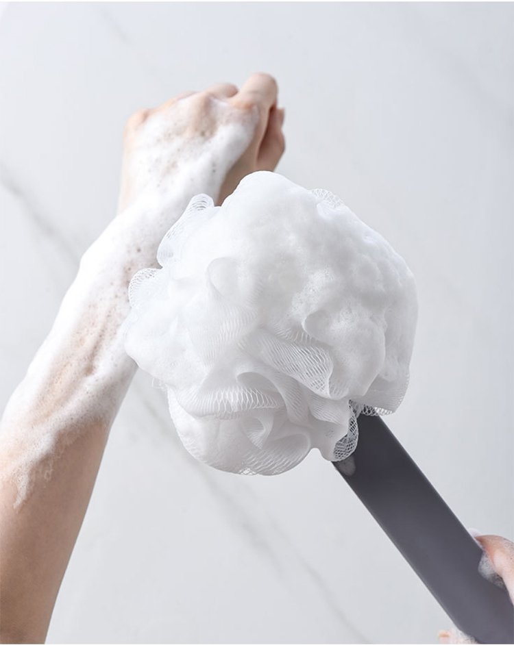 ハンドル付きボディスポンジの使用シーン