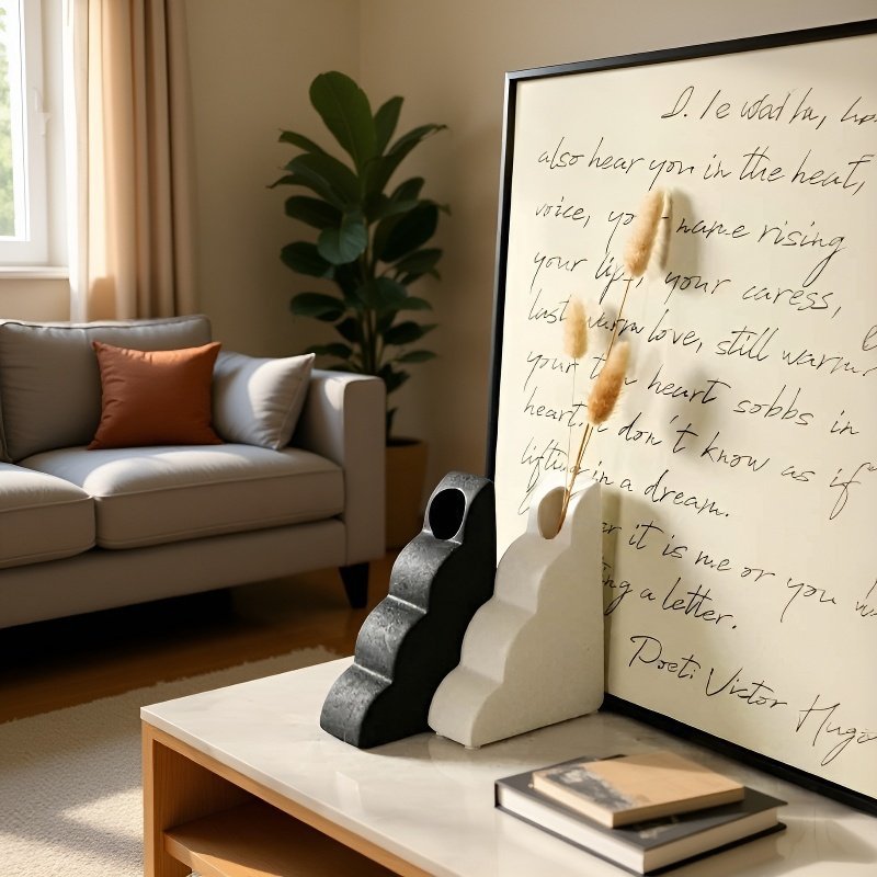 Černobílá váza z keramiky na poličce v designovém interiéru