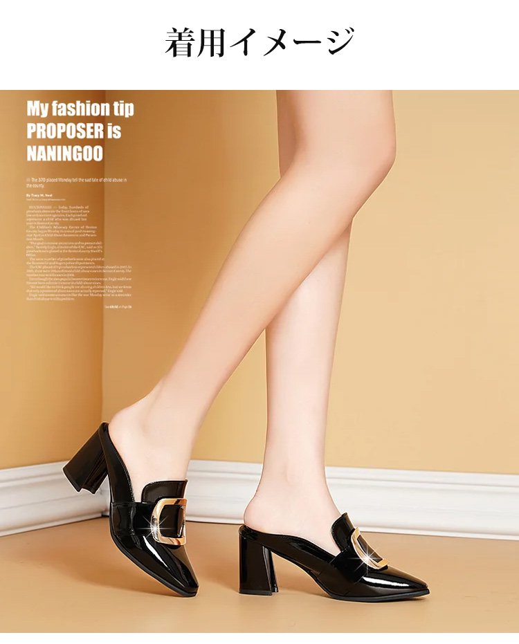 シンプルデザインのレザーミュールを履いたモデル