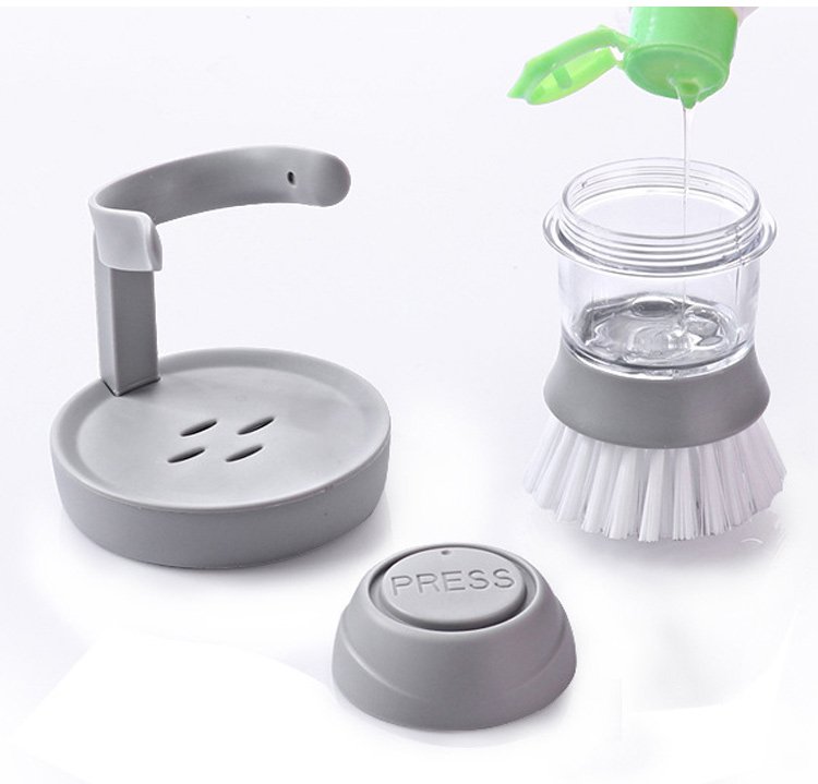 タンク付きキッチンブラシで掃除している様子