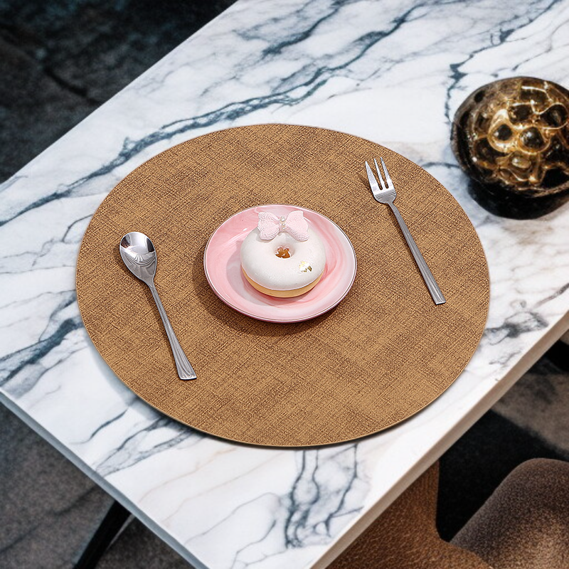 다양한 공간에서 활용 가능한 가죽 쿠션