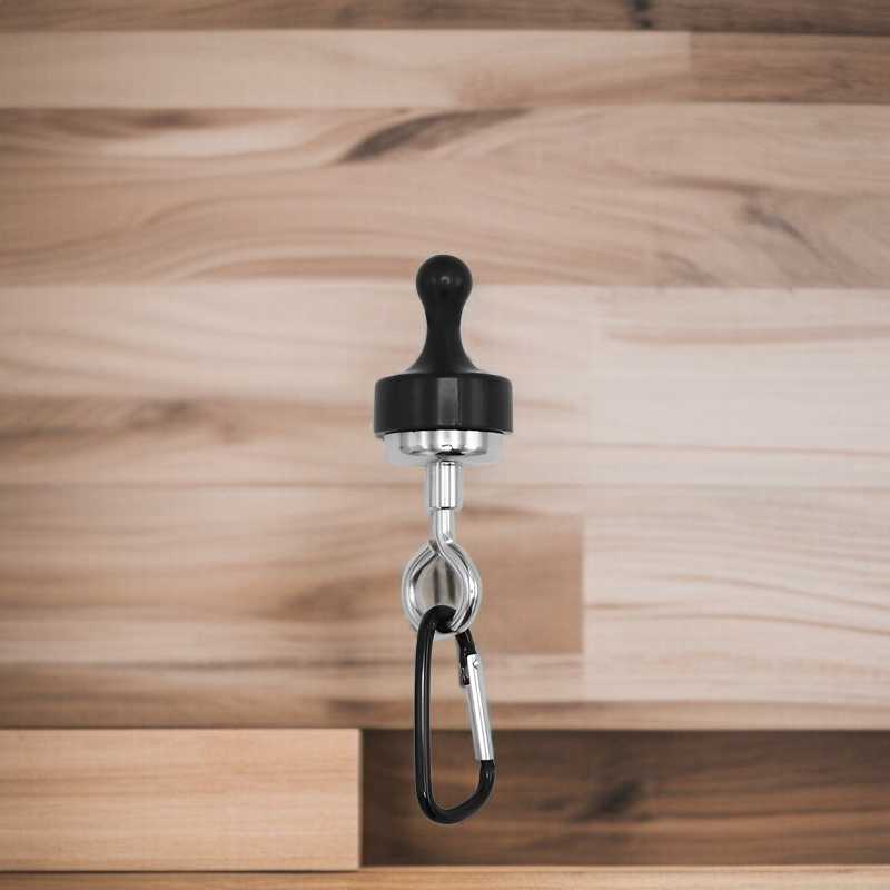 キャンプ用ライトを吊り下げるマグネットフックの使用例