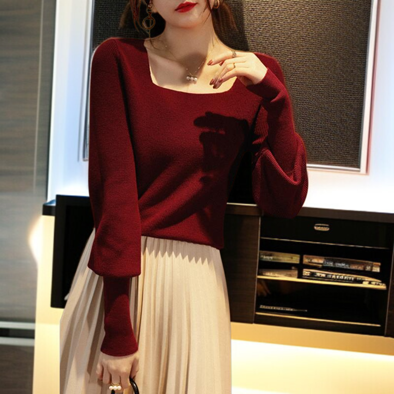 スクエアネックデザインのニットトップス