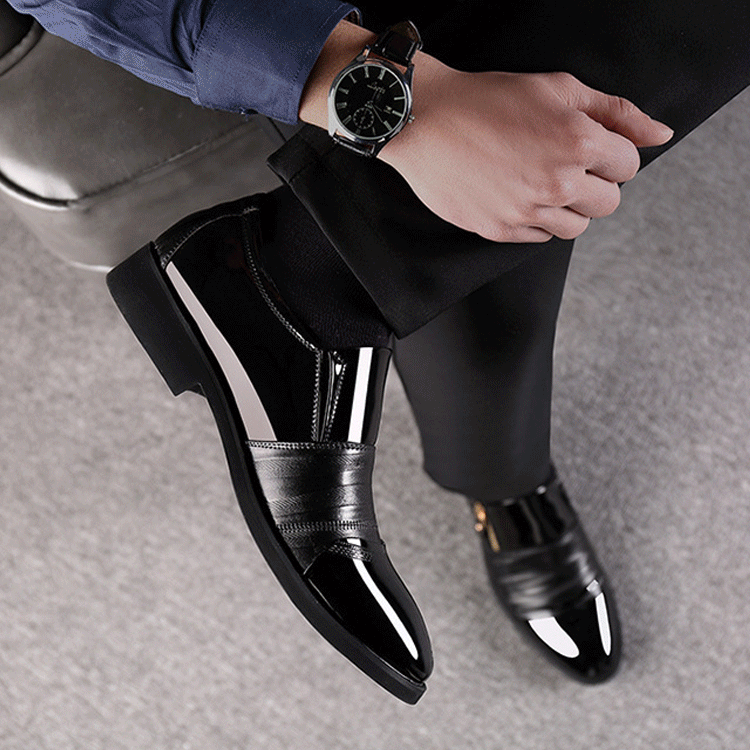 先が尖っているビジネスメンズシューズ 