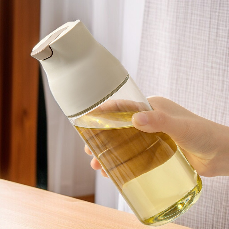 주방에서 사용하는 대용량 유리 간장병 사용 예시