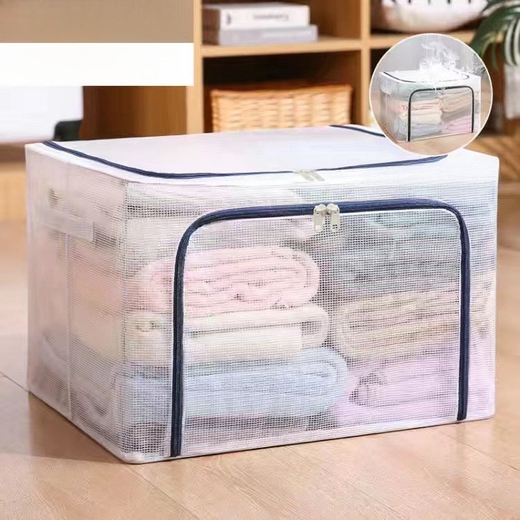 収納ボックスに衣類を収納する様子