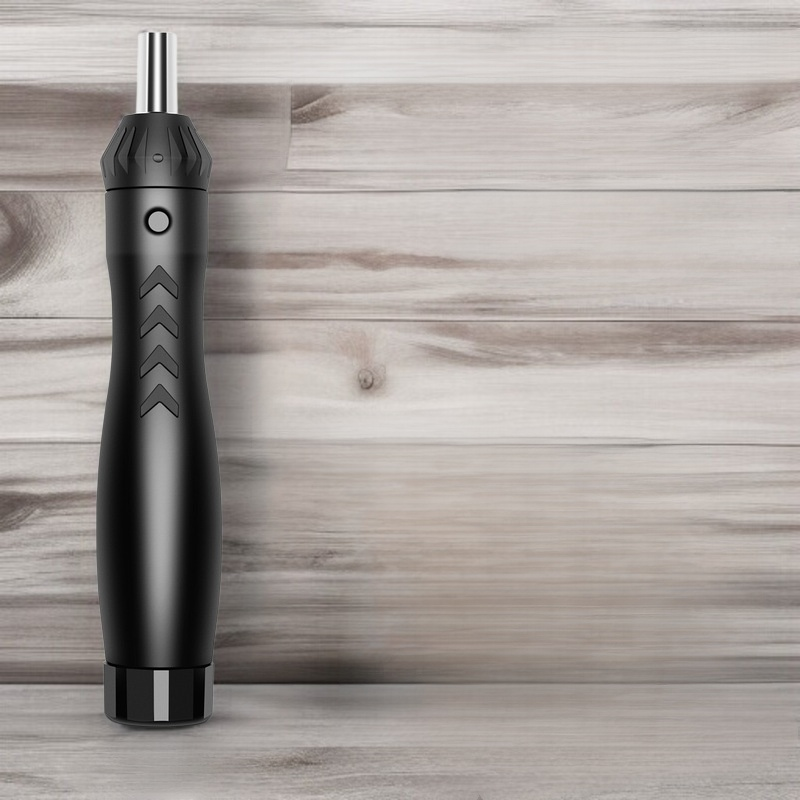 수동 드라이버로 휴대폰 수리하는 모습