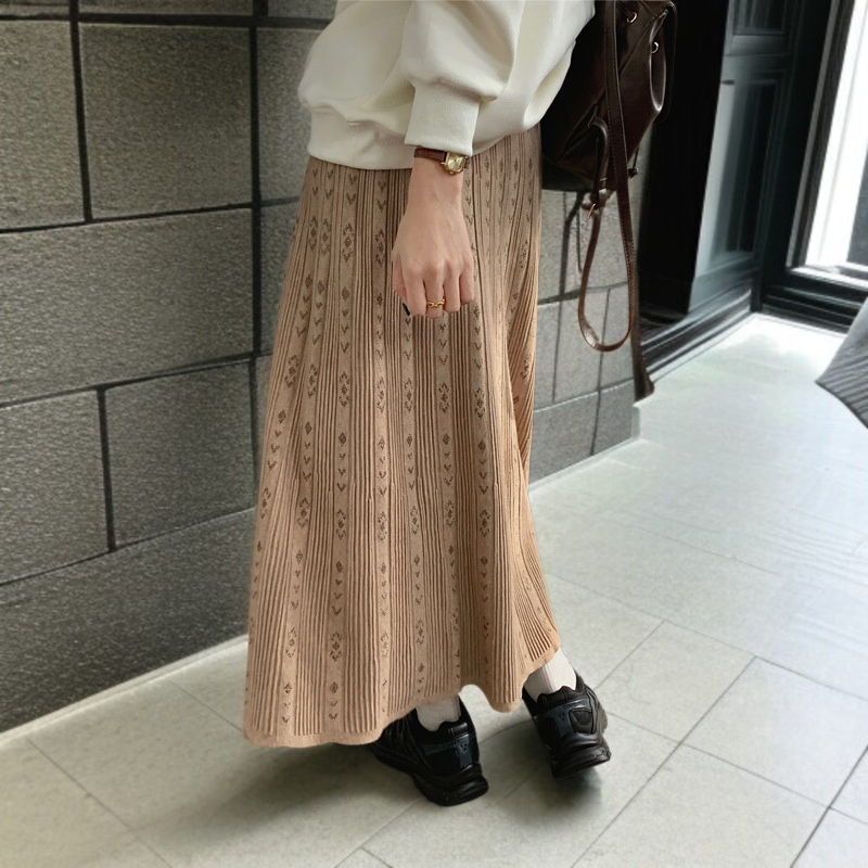 슬림핏 연출하는 스커트녀 자카드 스커트 디테일