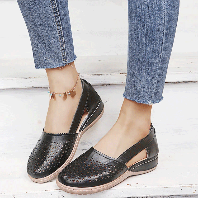 透かし彫りウェッジサンダル