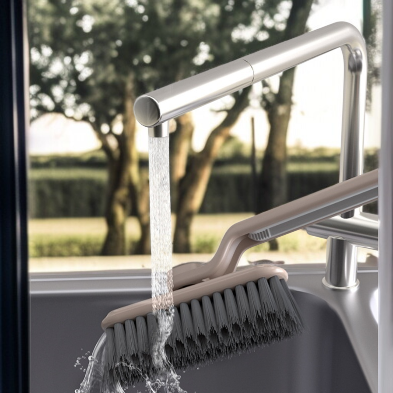 隙間の汚れをしっかり落とすシームブラシの使用例