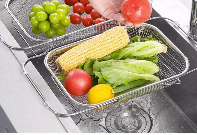 싱크대에 설치된 신축식 물빠짐 바구니