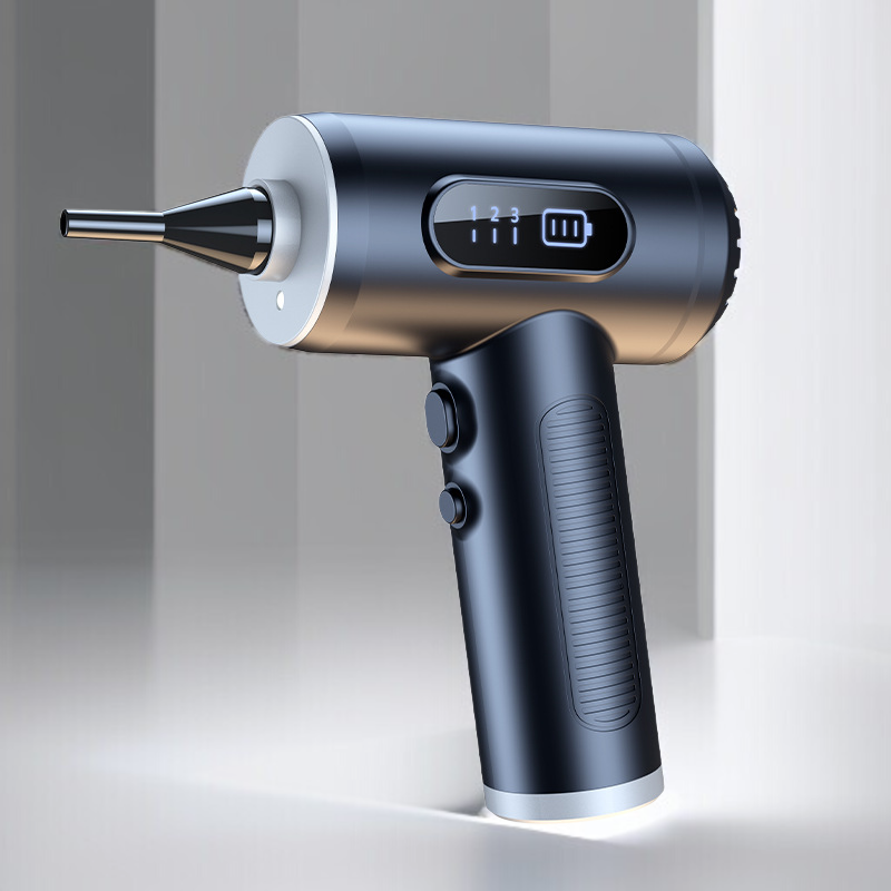 コンパクトで軽量な車用掃除機の持ち運び例