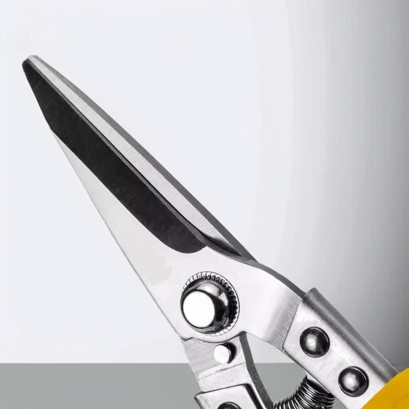 철가위로 금속 절단하는 모습