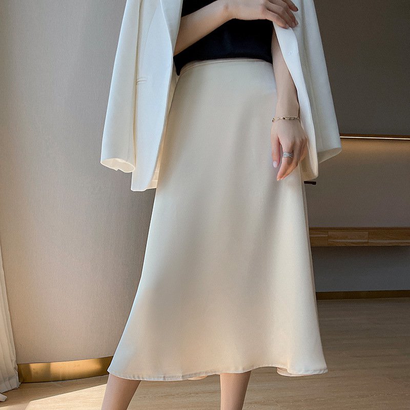 カジュアルスタイルに合わせたシルクロングスカート