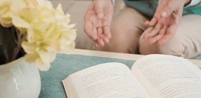 スマートデザインの老眼鏡着用例