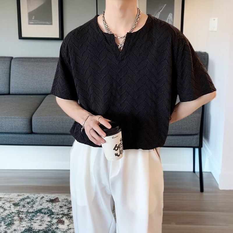 셔링 디테일이 있는 브이넥 반팔 티셔츠 근접 사진
