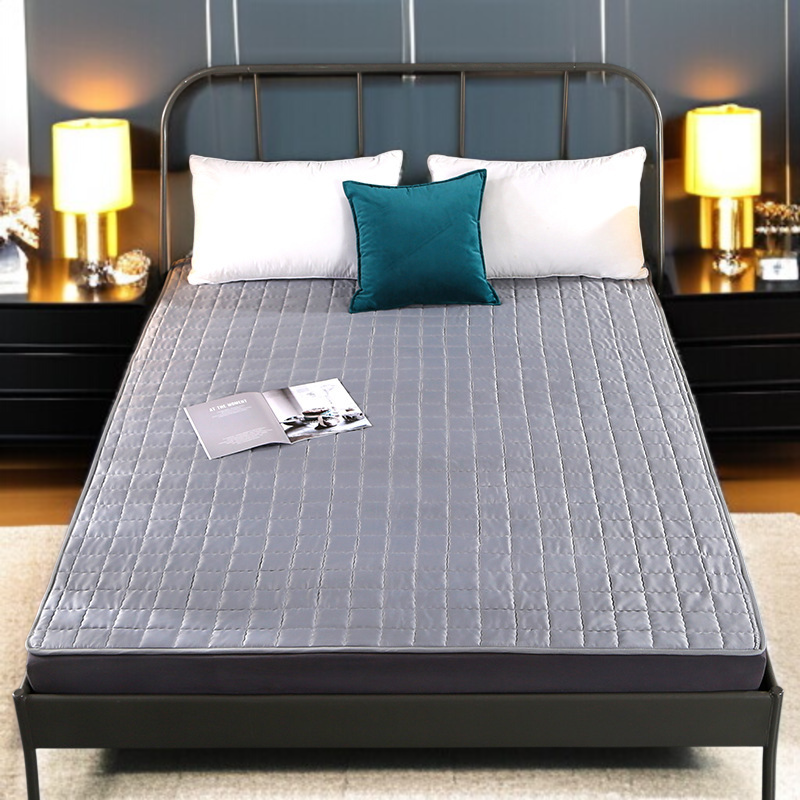 ダブルサイズベッドにセットしたベッドカバー